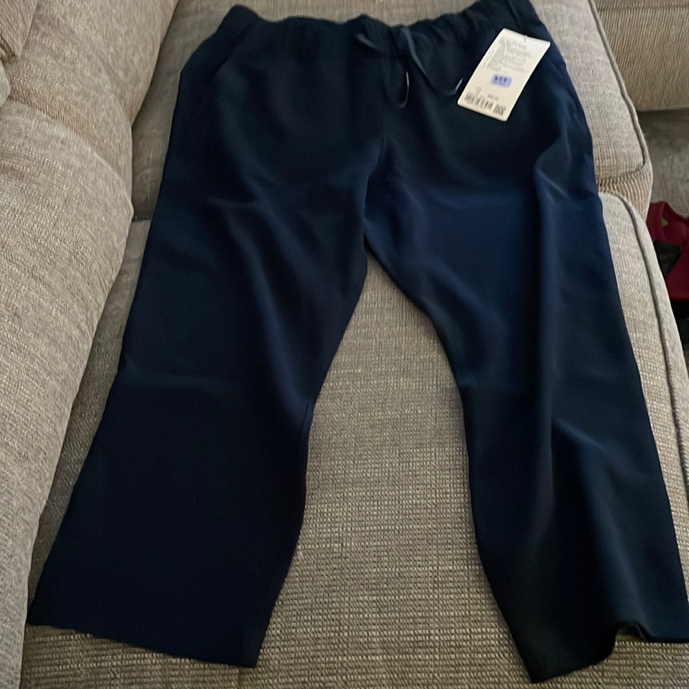 Navy new with tags on the fly crop (lululemon)